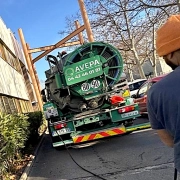 Camion d'assainissement garé sur une route urbaine.