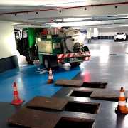 Camion de nettoyage dans un parking souterrain