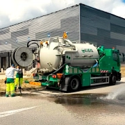 2 techniciens en intervention avec camion citerne, aspirent eaux usées