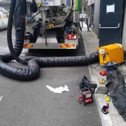 Camion d'entretien avec tuyaux et outils.