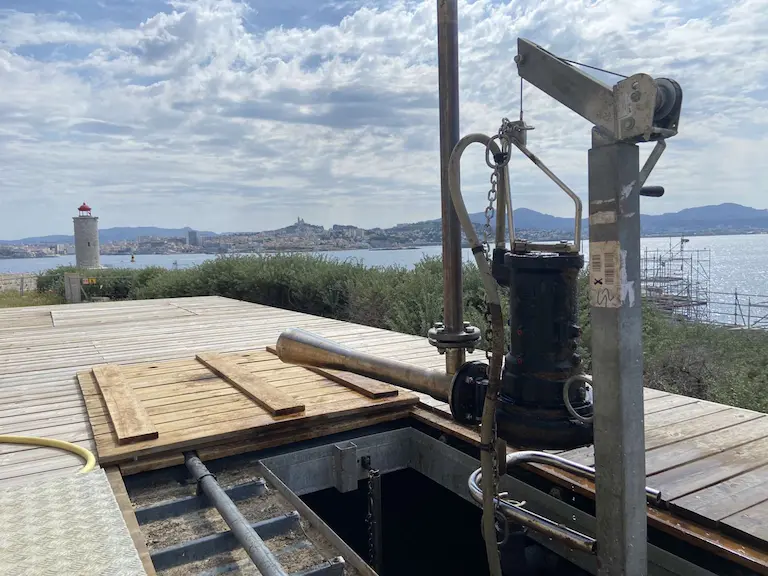 Pompe maritime avec vue sur la mer.